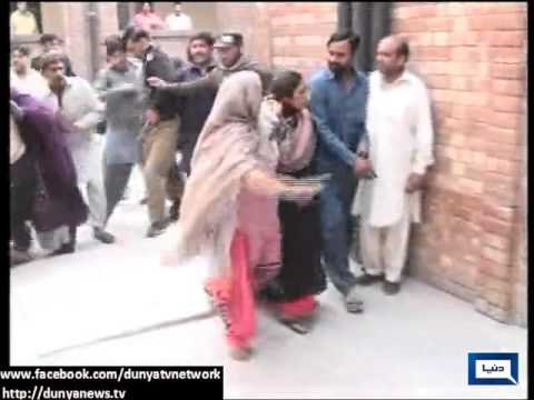 Dunya News | Gujranwala Two families fight out side session court