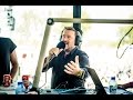 Guy Garvey met zijn broek tot op de enkels (Rock Werchter 2015)
