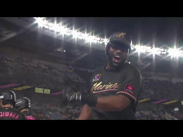 【9回裏】美しい放物線を描く!! マリーンズ・ポランコ ライトへの3ランホームランを放つ!!  2024年8月6日 千葉ロッテマリーンズ 対 福岡ソフトバンクホークス