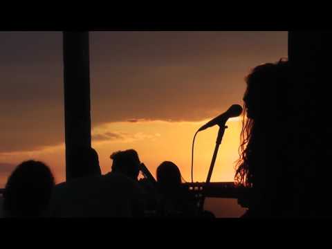 Lara e Bruno tocando ao por do Sol