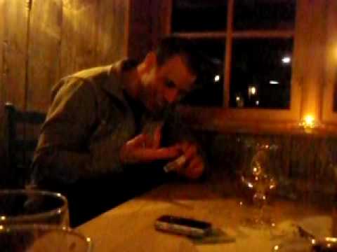 Brandman bränner sig på elden