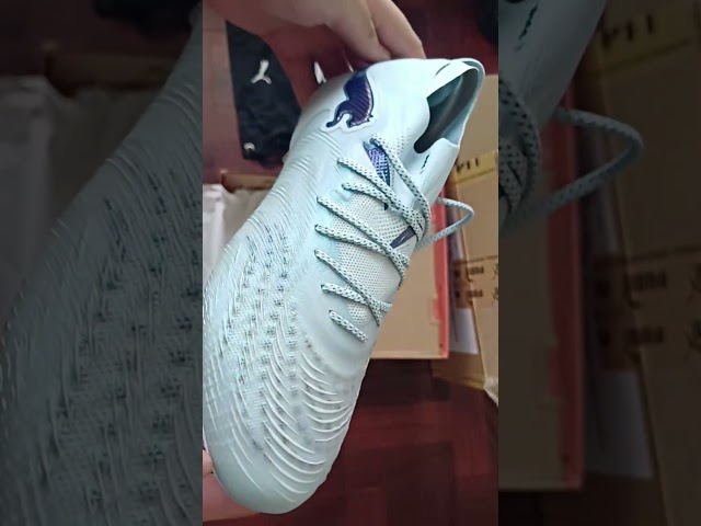Vídeo relacionado con PUMA Future 9 Match MG - Tenis de fútbol Unisex (Icy Blue-Blue Jewel), Talla 9 de Reino Unido, Joya Azul Helado, 43 EU