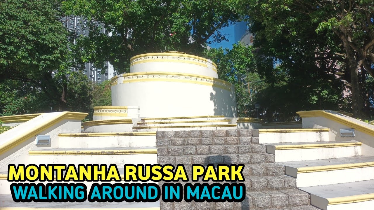 Walking through Montanha Russa Park’s rides and attractions