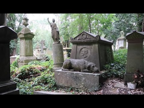 London’s incredible Highgate Cemetery 