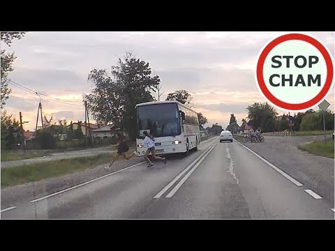 Nastolatki wbiegają pod nadjeżdzający autobus 