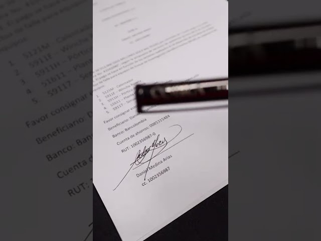 Vídeo relacionado con MOOGCO Placa de nombre de escritorio personalizada: placa de nombre de escritorio de vidrio negro con reloj, soporte para bolígrafos con 2 bolígrafos, tarjetero (Negro individual con reloj)