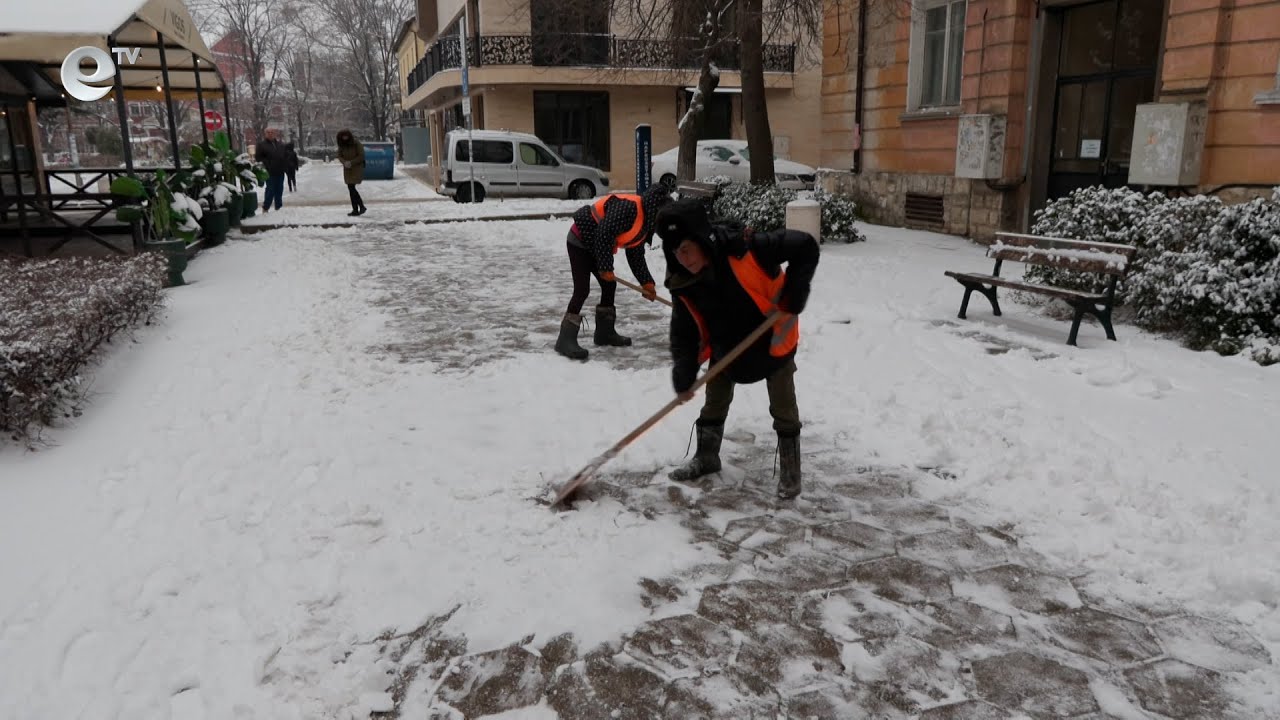 Над 160 тона пясък и сол изсипаха по хасковските улици заради снеговалежа и опасността от поледици