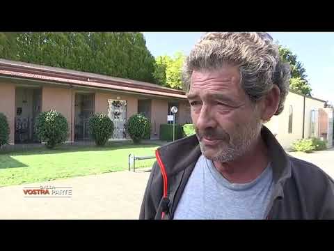 GUARDATE DOVE VIVE!!! DA 1 ANNO VIVE IN UN BAGNO DI UN CIMITERO A BASTIGLIA!! ASSURDO!!! (DA VEDERE)