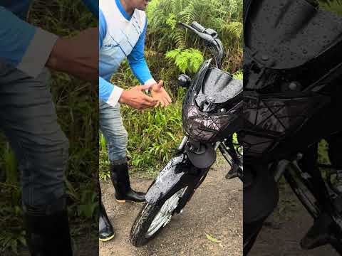 Así es, como se alza una moto ￼