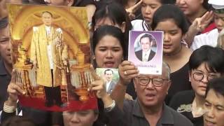 タイ　プミポン国王追悼　15万人の国王賛歌