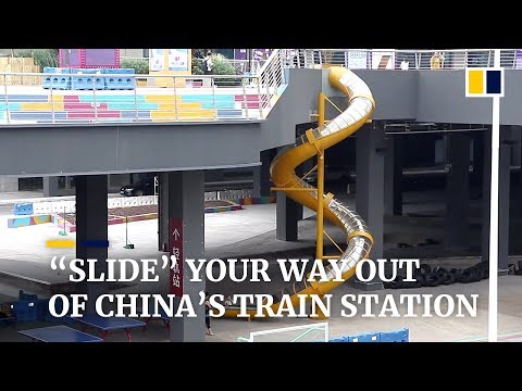 Estação ferroviária na China instala escorregador de 10 metros de altura para passageiros