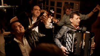 איזה בית יש לאֵמיר קוסטוריצה - !Whose House? Emir's House