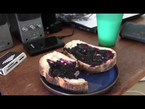 MongoTV_1465 - Smøre TO Skiver Franskbrød Med SYLTETØJ