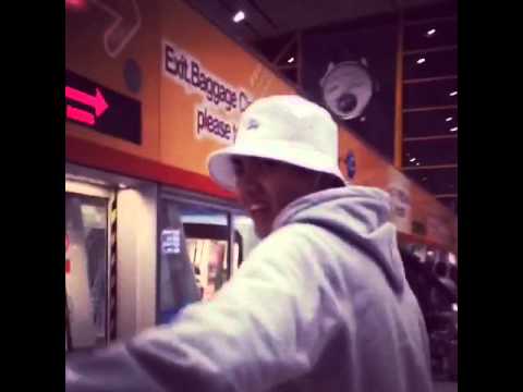 150130 Wu Yifan speaking in Korean to his friend at PEK