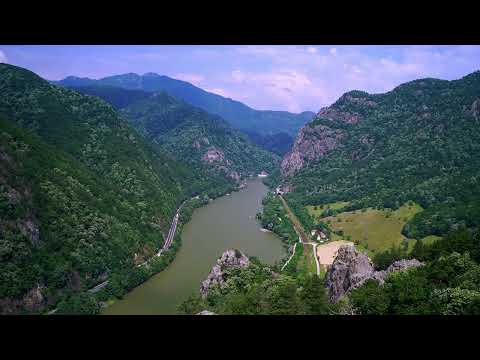 Valea Oltului si Muntele Basarab. Imagini din Turnul lui Teofil, Căciulata, Vâlcea. P.National Cozia