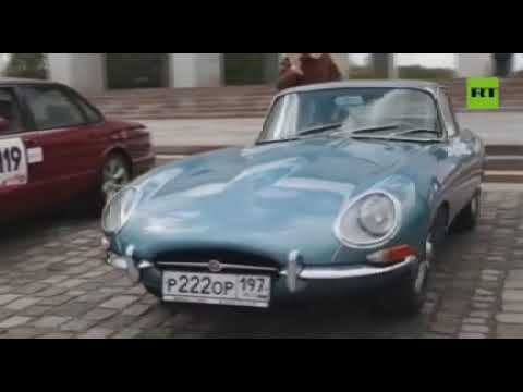 Manifestação de carros antigos clássicos soviéticos e estrangeiros (décadas de 1950-80)