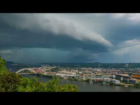 A shelf cloud rolls into Pittsburgh from the west