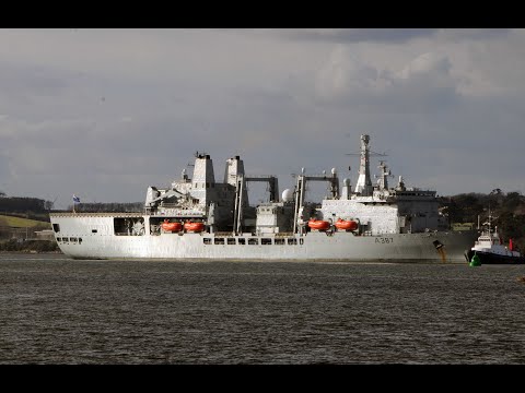 RFA FORT VICTORIA A387 IS MANOUVRED AND TURNED IN THE RIVER TAMAR AT DEVONPORT - 25th January 2021