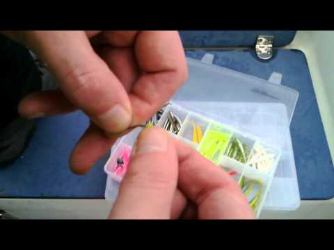 Kuhanjigaan.com Teppo näyttää jigin pujotuksen koukkuun