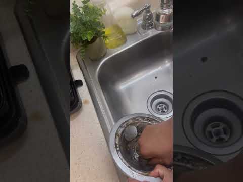 Drip pan cleaning MUST haves. Scour daddy and oven cleaner 🙌🏽#scrubdaddy #scrubdaddypartner