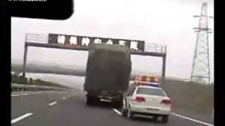 preview picture of video 'Chinese police chasing a truck on the expess way of Beijing to Ji'nan'