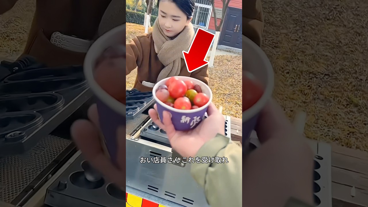 赤いリンゴでケーキを作る少女