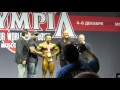 Президент "IFBB" Рафаэль Сантоха, Фил Хит, награждают победителя ...