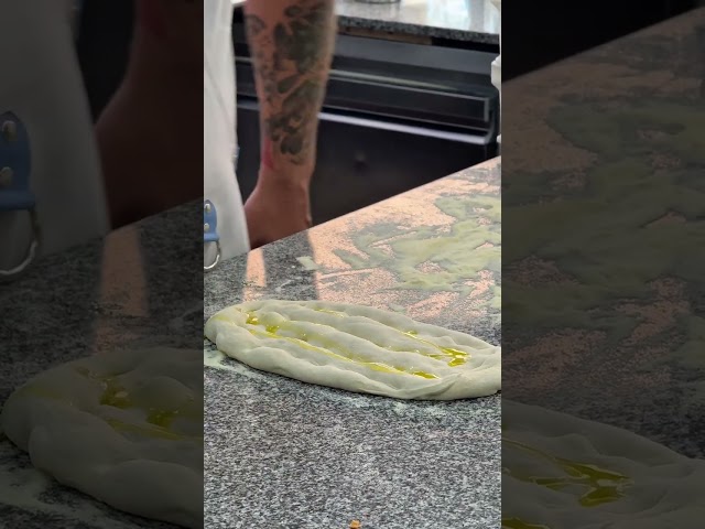 Vídeo relacionado con Contenedor funcional de almacenamiento de pan con cajón para tostadas y sándwiches, construcción de plástico resistente para uso diario repetido (A)
