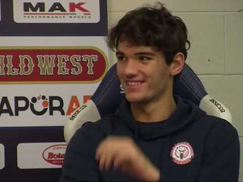 Un giovane cestista con uno stretto legame con il calcio.