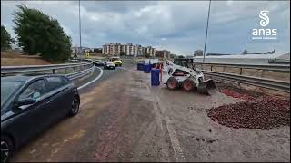 camion-perde-carico-di-pomodori-in-autostrada-traffico-in-tilt