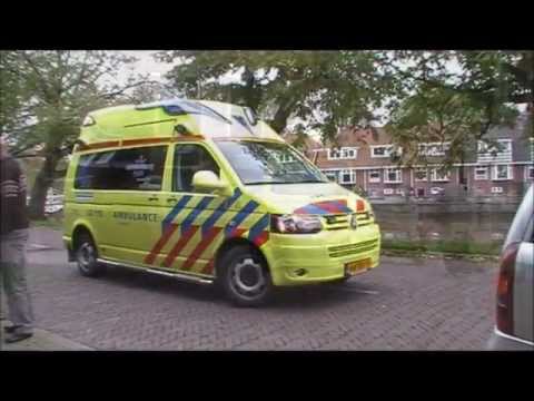 Ambulance 02-115 Buitenpost komt met spoed aan bij een melding aan de Halvemaanspoort Dokkum