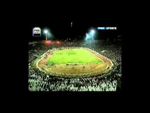 "GARRA BLANCA - el mejor recibimiento de la historia COLO COLO" Barra: Garra Blanca &bull; Club: Colo-Colo