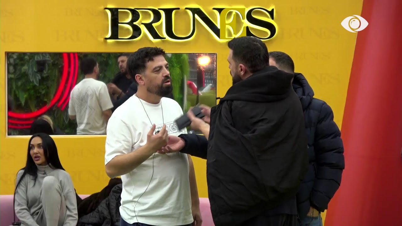 Banorët diskutojnë për punët e shtëpisë, Stine shtrihet në tokë