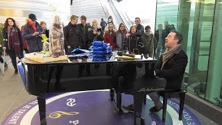 Stationszanger Hans laat nieuwe piano horen