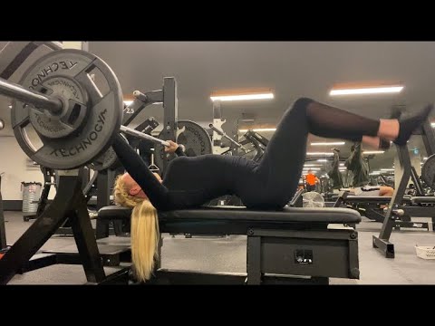 ‼️17 y/o Viking girl with a benchpress PR‼️2x2 at 70kg//155lbs