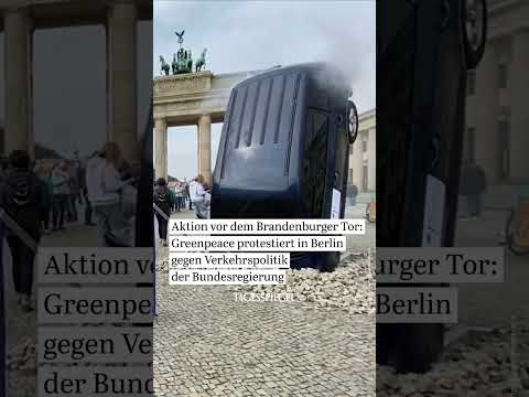 Greenpeace protestiert in Berlin gegen Verkehrspolitik der Bundesregierung