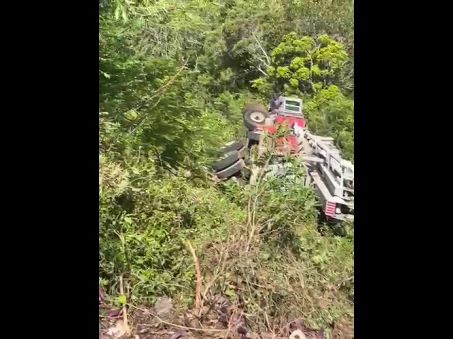 WATCH: Two escape injury in Spur Tree crash