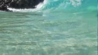 preview picture of video 'Onde alla spiaggia Rena Bianca - Santa Teresa Gallura - Sardegna (green waves at Rena Bianca)'
