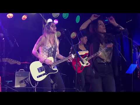 Imágenes grabadas en la Sala Razzmatazz de #Barcelona dentro del Festival +Músicas con la participación de Mäbu, Alice Wonder, Georgina, Cris Méndez y Patrícia Lázaro.

-Artista Invitadas
Vicky Gastelo 

-Banda Más Músicas compuesta por: 
Guitarra Luka Kranky 
Bajo Mey Alean 
Teclados Txarlie Solano 
Batería Saray Saez

-Técnicos Más Músicas: 
Hector García y Omar Carrascosa @omcestudios 

-Dirección y Producción Más Músicas: Arantza M Huarte @oxospain_ 

-Música “RARA” de Georgina

#MÁSMÚSICAS es una plataforma independiente que promueve la figura femenina en la música de España. Para ello, desarrollamos un programa y una red de apoyo que empieza por los colegios, continúa con mentorship a jóvenes músicas y creamos ciclos de conciertos y festivales propios con el objetivo de promover la visibilidad de más músicas en festivales y medios y de crear referentes. 

www.masmusicas.art 
@MAS_MUSICAS