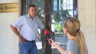Скандал пред входа на зала "Хасково" по време на общинската сесия