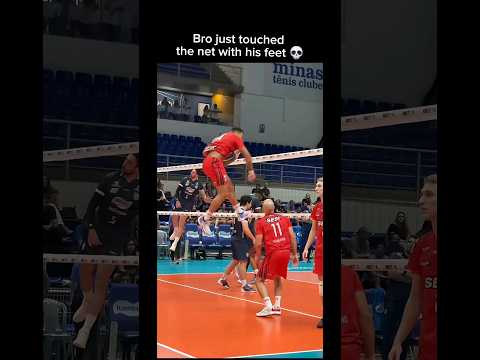 Darlan Souza touched the volleyball net with his feet 💀