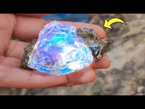 man finds rare stone on beach - when jeweler sees it, he says "you're not supposed to have this"