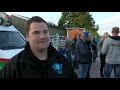 Flevolandse en Friese boeren vertrekken per auto uit Bant naar RIVM