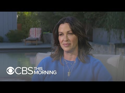 "Horrifying" images: Alanis Morissette opens up about her postpartum depression