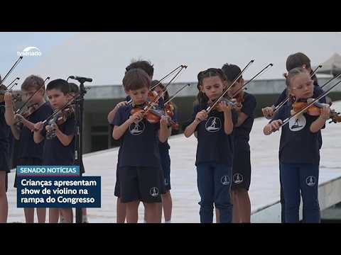 Crianças apresentam concerto de violino na rampa do Congresso