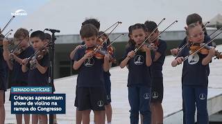 Crianças apresentam concerto de violino na rampa do Congresso