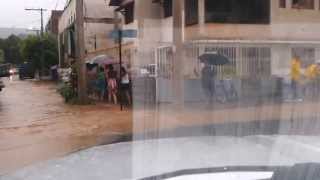 preview picture of video 'Chuvas fortes em Aimorés - MG alaga o centro da cidade.'