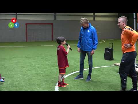 Hans Kraay jr. verrast voetballertjes met bezoek en Stichting Voetbal Helpt met mooie cheque