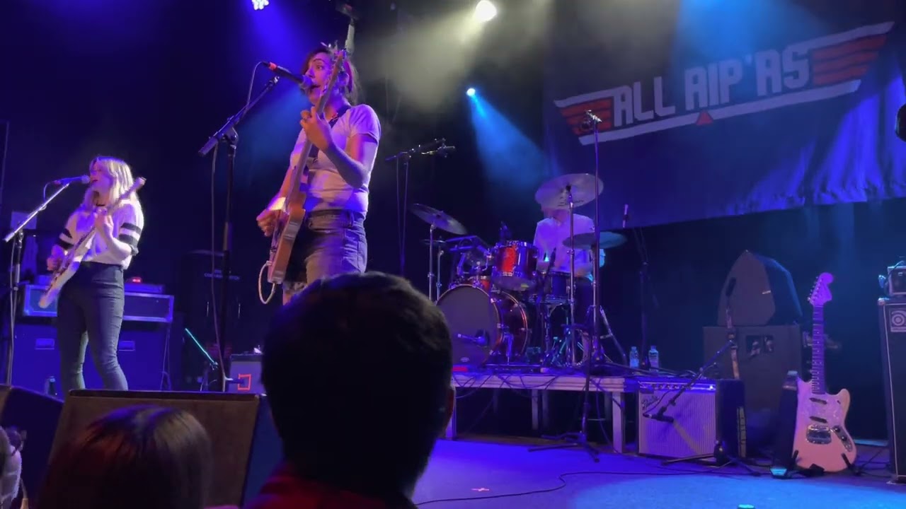illuminati hotties - Pool Hopping (live)