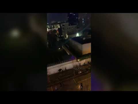 PA KOMENT! Dhjetëra të rinj thyejnë xhamat e makinave në Ish-Bllok